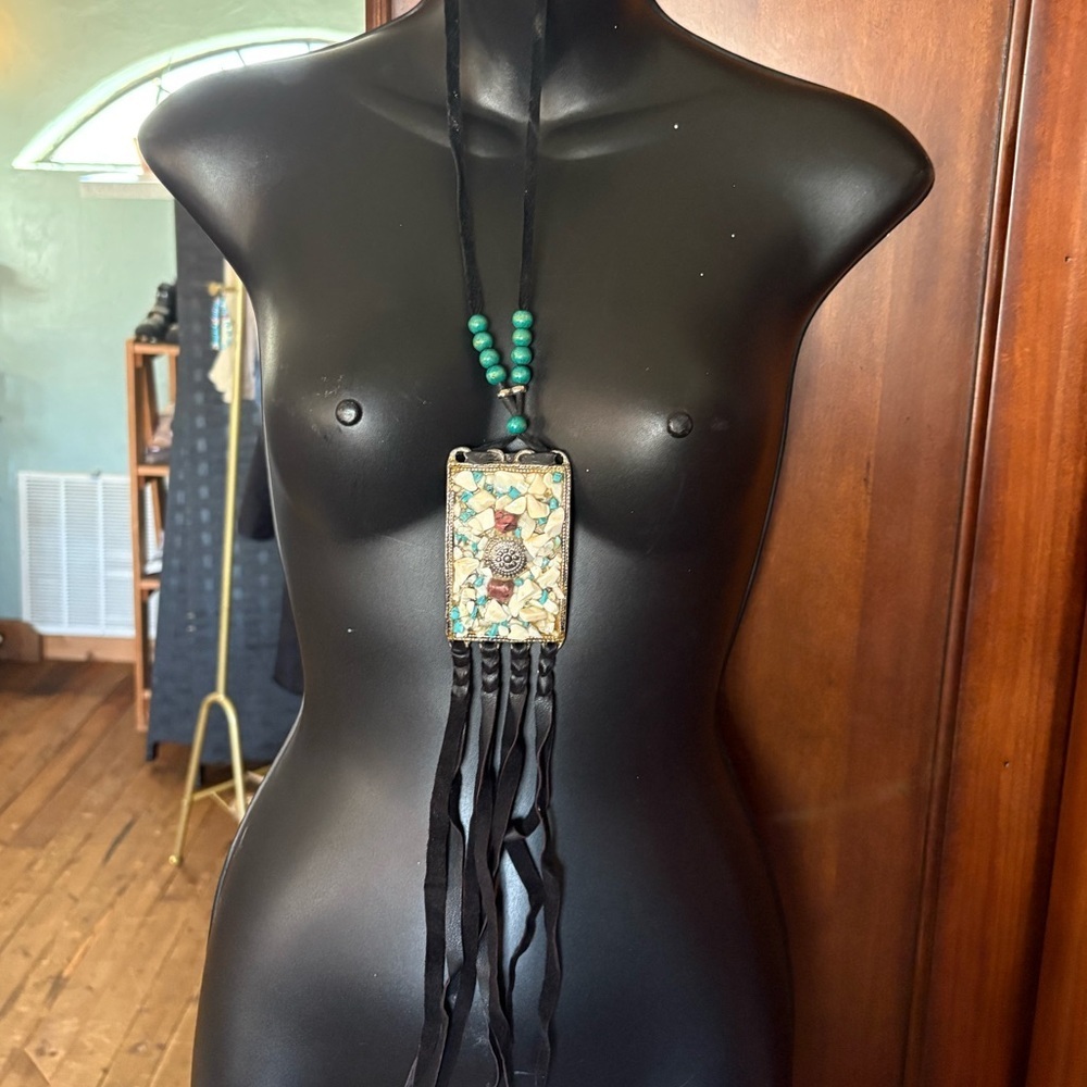 Vintage unbranded western leather turquoise necklace. Stunning piece